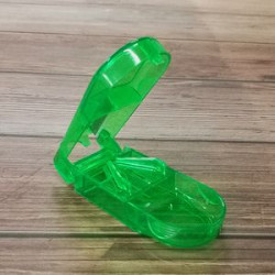 Pill Splitter With Retracting Blade Guard